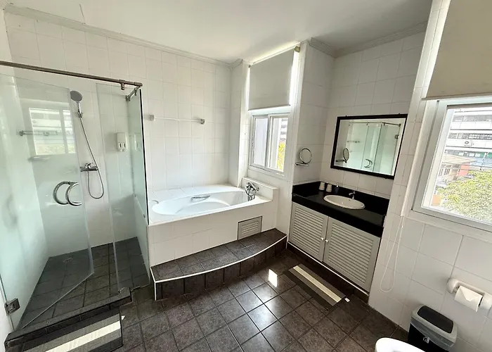 Samsen Spacious 2br Contemporary Thai Style Bangkok