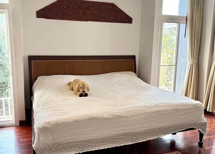Samsen Spacious 2br Contemporary Thai Style Apartment