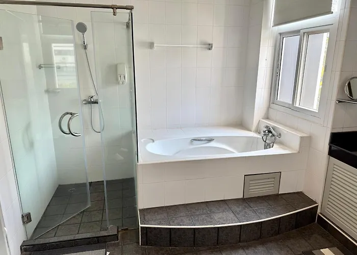 Samsen Spacious 2br Contemporary Thai Style Apartment *