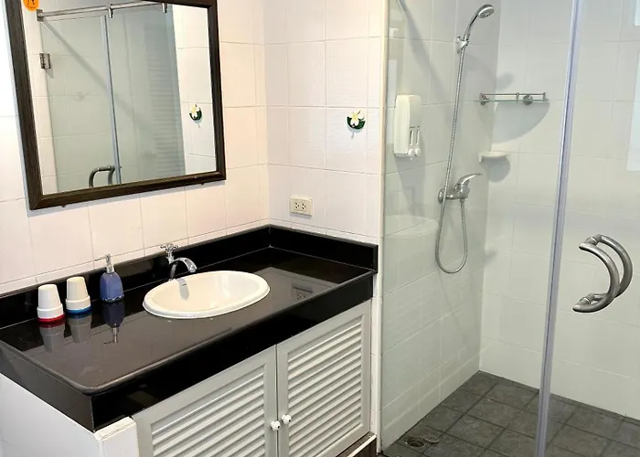 Samsen Spacious 2br Contemporary Thai Style Apartment Bangkok