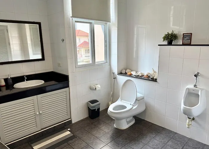 Samsen Spacious 2br Contemporary Thai Style Apartment Bangkok