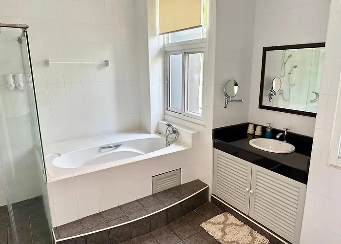 Samsen Spacious 2br Contemporary Thai Style Apartment Bangkok