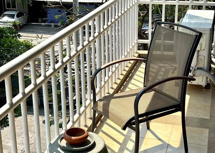 Samsen Spacious 2br Contemporary Thai Style Bangkok