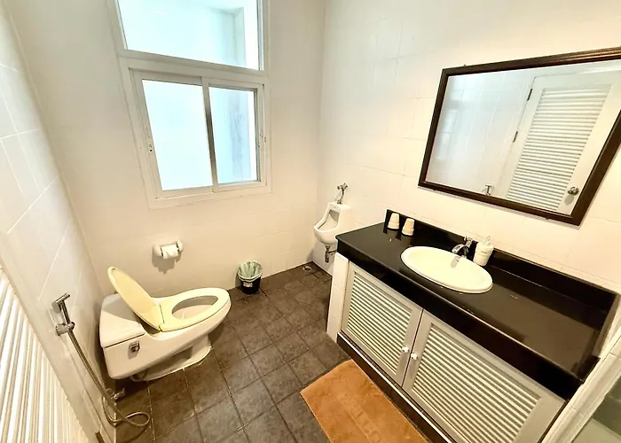 Samsen Spacious 2br Contemporary Thai Style Apartment Bangkok