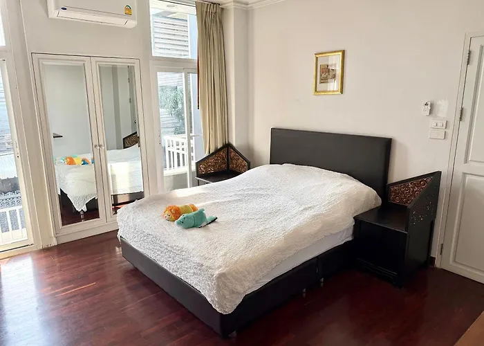 Samsen Spacious 2br Contemporary Thai Style Apartment Bangkok