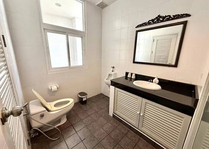 Apartment Samsen Spacious 2br Contemporary Thai Style Bangkok