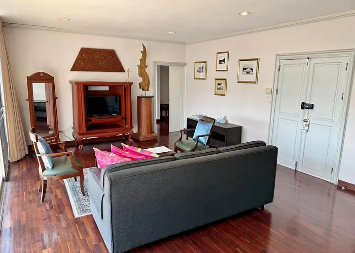 Samsen Spacious 2br Contemporary Thai Style Apartment Bangkok