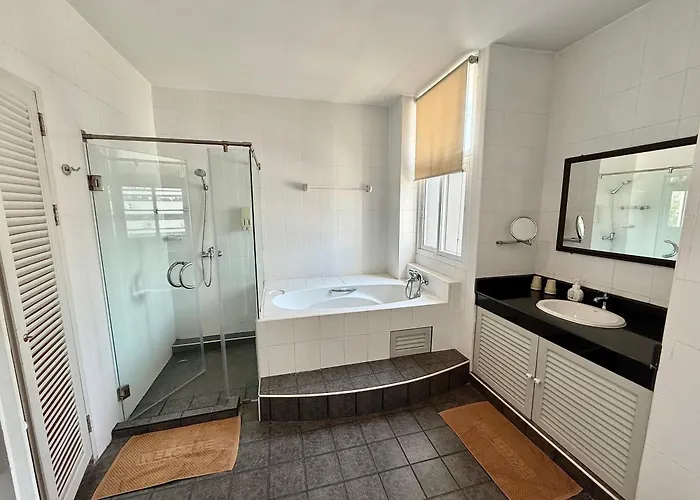 Samsen Spacious 2br Contemporary Thai Style Apartment *