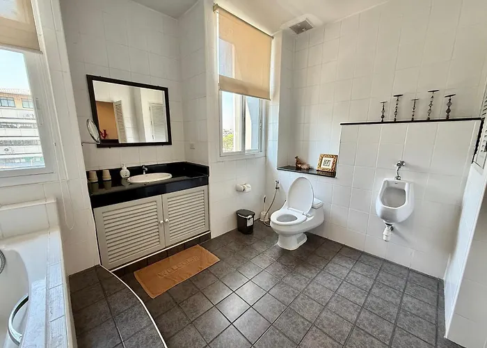 Samsen Spacious 2br Contemporary Thai Style Bangkok