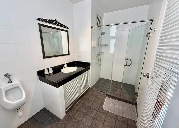 Samsen Spacious 2br Contemporary Thai Style Bangkok